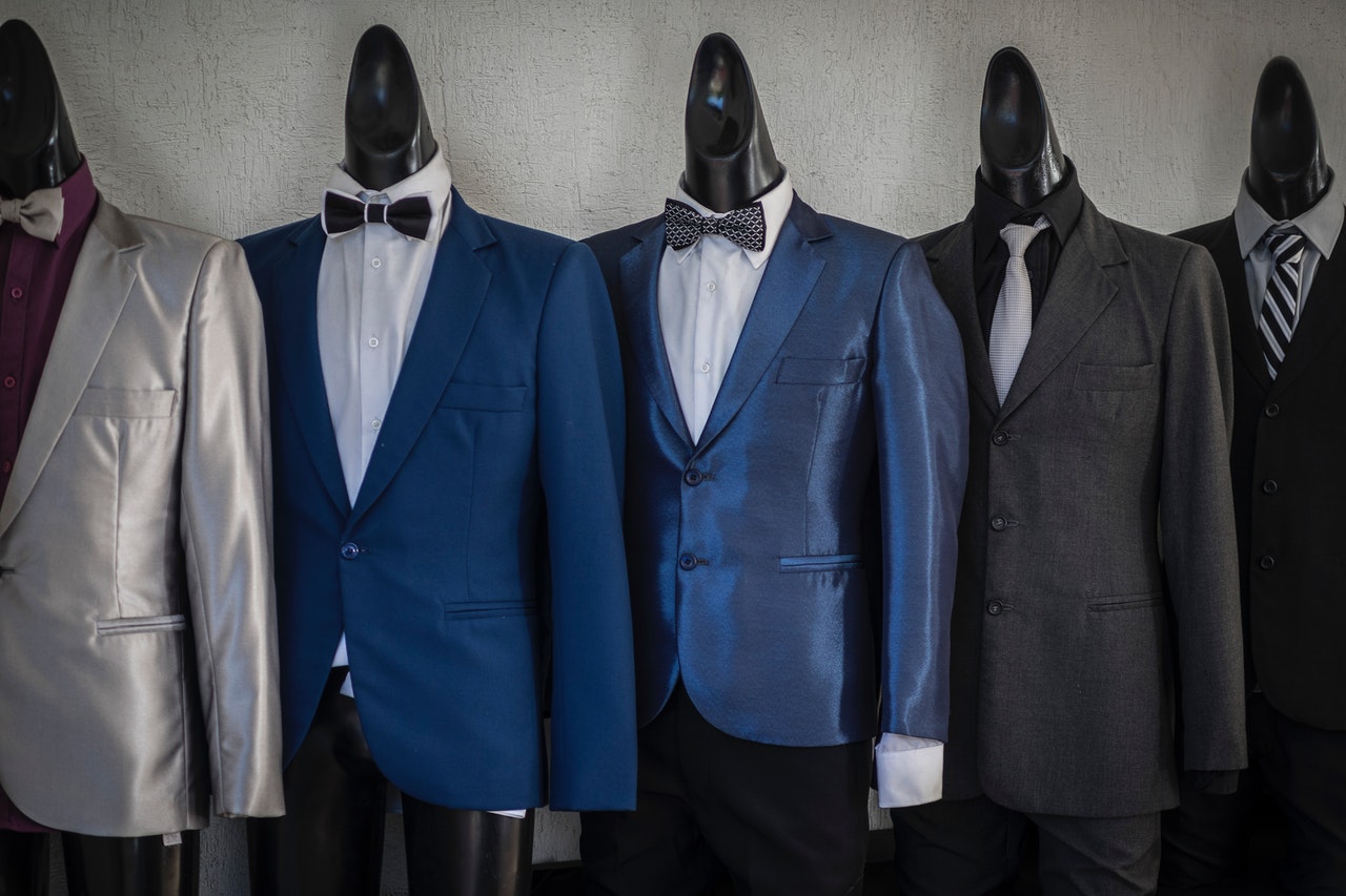 How to fold a suit? What is the right way to fold your suit?